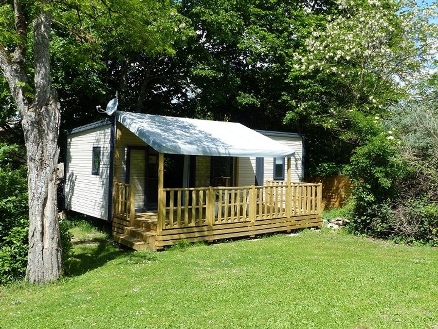 Camping Pas Cher vous présente avec son site Officiel campingpascher.fr, le Camping Flower Le Martinet Rouge classé 3 étoiles, situé sur la commune de Brousses Et Villaret dans le département Aude (Languedoc Roussillon) en France. Le camping Flower Le Martinet Rouge, vous présente un hébergement de type mobil-home de 29 m² pour 2 personnes. Le camping Flower Le Martinet Rouge vous propose du sam. 12 septembre au sam. 19 septembre 2026 pour 7 nuits à 595€. Cette location propose 44 dates différentes pour réserver votre séjour. Découvrez également les 12 autres gammes d'hébergements du camping. Piscine extérieure, Animation enfants, Aire de jeux enfants, Baby-foot, Canoë-kayak, Cyclisme, Golf, Ping-pong, Piscine, Randonnée, Terrain multisports, Bar, Dépôt de pain, Plats à emporter, Snack/Bar, Supermarché, Épicerie,... En savoir plus : cliquez-ICI.
