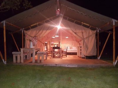 Cliquez pour découvrir toutes les photos de l'HÉBERGEMENT ! bungalow toilé - Flower Le Martinet Rouge photo 2