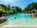 Camping Pas Cher vous présente avec son site Officiel campingpascher.fr, le Camping Flower Le Martinet Rouge classé 3 étoiles, situé sur la commune de Brousses Et Villaret dans le département Aude (Languedoc Roussillon) en France. Le camping Flower Le Martinet Rouge, vous présente un hébergement de type bungalow toilé de 25 m² pour 2 personnes. Le camping Flower Le Martinet Rouge vous propose du sam. 12 septembre au sam. 19 septembre 2026 pour 7 nuits à 385€. Cette location propose 49 dates différentes pour réserver votre séjour. Découvrez également les 12 autres gammes d'hébergements du camping. Piscine extérieure, Animation enfants, Aire de jeux enfants, Baby-foot, Canoë-kayak, Cyclisme, Golf, Ping-pong, Piscine, Randonnée, Terrain multisports, Bar, Dépôt de pain, Plats à emporter, Snack/Bar, Supermarché, Épicerie,... En savoir plus : cliquez-ICI.