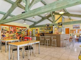 Camping Pas Cher vous présente avec son site Officiel campingpascher.fr, le Camping Flower Le Martinet Rouge classé 3 étoiles, situé sur la commune de Brousses Et Villaret dans le département Aude (Languedoc Roussillon) en France. Le camping Flower Le Martinet Rouge, vous présente un hébergement de type tente en toile et bois. Le camping Flower Le Martinet Rouge vous propose du mardi 28 avril au mardi 05 mai 2026 pour 7 nuits à 281€. Cette location propose 113 dates différentes pour réserver votre séjour. Découvrez également les 12 autres gammes d'hébergements du camping. Piscine extérieure, Animation enfants, Aire de jeux enfants, Baby-foot, Canoë-kayak, Cyclisme, Golf, Ping-pong, Piscine, Randonnée, Terrain multisports, Bar, Dépôt de pain, Plats à emporter, Snack/Bar, Supermarché, Épicerie,... En savoir plus : cliquez-ICI.