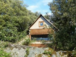 Camping Pas Cher vous présente avec son site Officiel campingpascher.fr, le Camping Flower Le Martinet Rouge classé 3 étoiles, situé sur la commune de Brousses Et Villaret dans le département Aude (Languedoc Roussillon) en France. Le camping Flower Le Martinet Rouge, vous présente un hébergement de type tente en toile et bois. Le camping Flower Le Martinet Rouge vous propose du sam. 12 septembre au sam. 19 septembre 2026 pour 7 nuits à 281€. Cette location propose 92 dates différentes pour réserver votre séjour. Découvrez également les 12 autres gammes d'hébergements du camping. Piscine extérieure, Animation enfants, Aire de jeux enfants, Baby-foot, Canoë-kayak, Cyclisme, Golf, Ping-pong, Piscine, Randonnée, Terrain multisports, Bar, Dépôt de pain, Plats à emporter, Snack/Bar, Supermarché, Épicerie,... En savoir plus : cliquez-ICI.