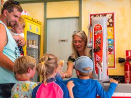 Camping Pas Cher vous présente avec son site Officiel campingpascher.fr, le Camping Flower Le Martinet Rouge classé 3 étoiles, situé sur la commune de Brousses Et Villaret dans le département Aude (Languedoc Roussillon) en France. Le camping Flower Le Martinet Rouge, vous présente un hébergement de type tente en toile et bois. Le camping Flower Le Martinet Rouge vous propose du sam. 12 septembre au sam. 19 septembre 2026 pour 7 nuits à 281€. Cette location propose 92 dates différentes pour réserver votre séjour. Découvrez également les 12 autres gammes d'hébergements du camping. Piscine extérieure, Animation enfants, Aire de jeux enfants, Baby-foot, Canoë-kayak, Cyclisme, Golf, Ping-pong, Piscine, Randonnée, Terrain multisports, Bar, Dépôt de pain, Plats à emporter, Snack/Bar, Supermarché, Épicerie,... En savoir plus : cliquez-ICI.