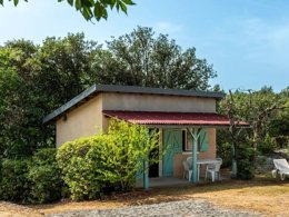 Camping Pas Cher vous présente avec son site Officiel campingpascher.fr, le Camping Flower Le Martinet Rouge classé 3 étoiles, situé sur la commune de Brousses Et Villaret dans le département Aude (Languedoc Roussillon) en France. Le camping Flower Le Martinet Rouge vous propose un hébergement de type mobil-home de 28 m². L'établissement vous propose 12 autres types d'hébergements. Découvrez tous nos séjours à petits prix dans la commune et aux alentours de Brousses Et Villaret du département : Aude (Languedoc Roussillon). Piscine extérieure, Animation enfants, Aire de jeux enfants, Baby-foot, Canoë-kayak, Cyclisme, Golf, Ping-pong, Piscine, Randonnée, Terrain multisports, Bar, Dépôt de pain, Plats à emporter, Snack/Bar, Supermarché, Épicerie,... En savoir plus : cliquez-ICI.