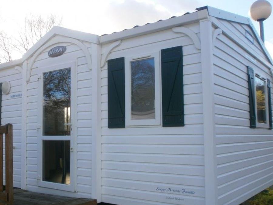 Camping Pas Cher vous présente avec son site Officiel campingpascher.fr, le Camping La Croix Du Bois Sacker classé 2 étoiles, situé sur la commune de Burtoncourt dans le département Moselle (Lorraine) en France. Le camping La Croix Du Bois Sacker, vous présente un hébergement de type mobil-home de 32 m². Le camping La Croix Du Bois Sacker vous propose du sam. 29 août au sam. 05 septembre 2026 pour 7 nuits à 420€. Cette location propose 26 dates différentes pour réserver votre séjour. Découvrez également les 4 autres gammes d'hébergements du camping. Les Avis clients pour le Camping La Croix Du Bois Sacker sont excellents avec une note moyenne de 8 sur 10. Lac, Animations familiales, Aire de jeux enfants, Court de tennis, Cyclisme, Ping-pong, Pétanque, Randonnée, Terrain de football, Terrain de volley-ball, Terrain multisports, Bar, Dépôt de pain, Supermarché, Épicerie,... En savoir plus : cliquez-ICI.