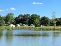 Camping Pas Cher vous présente avec son site Officiel campingpascher.fr, le Camping La Croix Du Bois Sacker classé 2 étoiles, situé sur la commune de Burtoncourt dans le département Moselle (Lorraine) en France. Le camping La Croix Du Bois Sacker, vous présente un hébergement de type chalet de 30 m². Le camping La Croix Du Bois Sacker vous propose du jeudi 11 juin au jeudi 18 juin 2026 pour 7 nuits à 445€. Cette location propose 46 dates différentes pour réserver votre séjour. Découvrez également les 4 autres gammes d'hébergements du camping. Les Avis clients pour le Camping La Croix Du Bois Sacker sont excellents avec une note moyenne de 8 sur 10. Lac, Animations familiales, Aire de jeux enfants, Court de tennis, Cyclisme, Ping-pong, Pétanque, Randonnée, Terrain de football, Terrain de volley-ball, Terrain multisports, Bar, Dépôt de pain, Supermarché, Épicerie,... En savoir plus : cliquez-ICI.