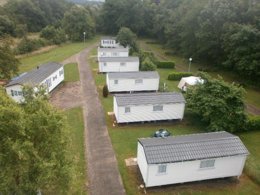 Camping Pas Cher vous présente avec son site Officiel campingpascher.fr, le Camping La Croix Du Bois Sacker classé 2 étoiles, situé sur la commune de Burtoncourt dans le département Moselle (Lorraine) en France. Le camping La Croix Du Bois Sacker, vous présente un hébergement de type chalet de 30 m². Le camping La Croix Du Bois Sacker vous propose du mercredi 01 avril au mercredi 08 avril 2026 pour 7 nuits à 445€. Cette location propose 118 dates différentes pour réserver votre séjour. Découvrez également les 4 autres gammes d'hébergements du camping. Les Avis clients pour le Camping La Croix Du Bois Sacker sont excellents avec une note moyenne de 8 sur 10. Lac, Animations familiales, Aire de jeux enfants, Court de tennis, Cyclisme, Ping-pong, Pétanque, Randonnée, Terrain de football, Terrain de volley-ball, Terrain multisports, Bar, Dépôt de pain, Supermarché, Épicerie,... En savoir plus : cliquez-ICI.