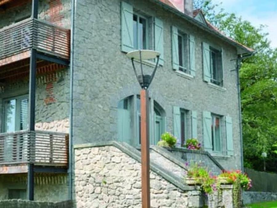 Camping Pas Cher vous présente avec son site Officiel campingpascher.fr, le Camping Grand Etang De Saint-Estèphe classé 2 étoiles, situé sur la commune de Busserolles dans le département Dordogne (Aquitaine) en France. Le camping Grand Etang De Saint-Estèphe, vous présente un hébergement de type studio de 25 m². Le camping Grand Etang De Saint-Estèphe vous propose du sam. 12 septembre au sam. 19 septembre 2026 pour 7 nuits à 231€. Cette location propose 124 dates différentes pour réserver votre séjour. Découvrez également les 5 autres gammes d'hébergements du camping. Les Avis clients pour le Camping Grand Etang De Saint-Estèphe sont excellents avec une note moyenne de 8 sur 10. Aire de jeux enfants, Centre équestre, Court de tennis, Ping-pong, Planche à voile, Pétanque, Bar, Snack/Bar,... En savoir plus : cliquez-ICI.