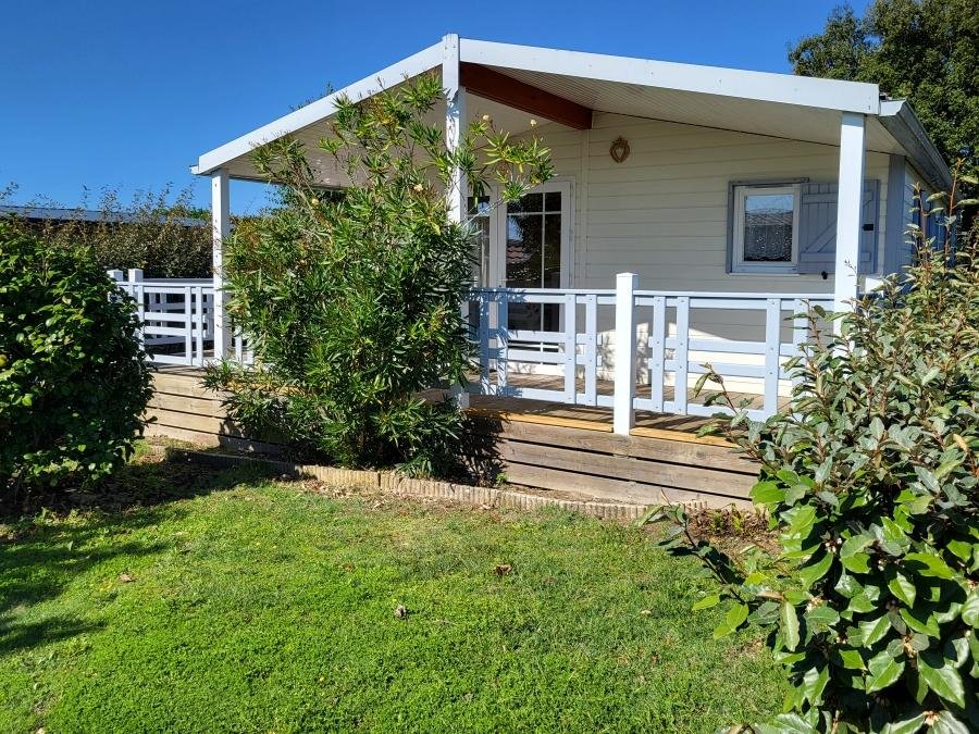 Camping Pas Cher vous présente avec son site Officiel campingpascher.fr, le Camping Du Domaine De L'Auzance classé 3 étoiles, situé sur la commune de Brem Sur Mer dans le département Vendée (Pays De La Loire) en France. Le camping Du Domaine De L'Auzance, vous présente un hébergement de type chalet de 40 m² et télévision. Le camping Du Domaine De L'Auzance vous propose du sam. 20 juin au sam. 27 juin 2026, en promotion à -25% pour 7 nuits à 241,50 € au lieu de 322,0 € soit une Économie de 80,50 €. Cette location propose 1 dates différentes pour réserver votre séjour. Découvrez également les 6 autres gammes d'hébergements du camping. Les Avis clients pour le Camping Du Domaine De L'Auzance sont excellents avec une note moyenne de 8 sur 10. Mer, Piscine couverte, Piscine extérieure, Club enfants, Aire de jeux enfants, Baby-foot, Centre équestre, Cyclisme, Ping-pong, Piscine, Pétanque, Randonnée, Salle de jeux vidéo, Structure gonflable enfants, Surf, Terrain de football, Terrain multisports, Trampoline, Voile, Brasserie, Supermarché,... En savoir plus : cliquez-ICI.