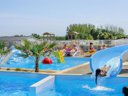 Camping Pas Cher vous présente avec son site Officiel campingpascher.fr, le Camping Du Domaine De L'Auzance classé 3 étoiles, situé sur la commune de Brem Sur Mer dans le département Vendée (Pays De La Loire) en France. Le camping Du Domaine De L'Auzance vous propose un hébergement de type chalet de 35 m² (télévision). L'établissement vous propose 6 autres types d'hébergements. Découvrez tous nos séjours à petits prix dans la commune et aux alentours de Brem Sur Mer du département : Vendée (Pays De La Loire). Les Avis clients pour le Camping Du Domaine De L'Auzance sont excellents avec une note moyenne de 8 sur 10. Mer, Piscine couverte, Piscine extérieure, Club enfants, Aire de jeux enfants, Baby-foot, Centre équestre, Cyclisme, Ping-pong, Piscine, Pétanque, Randonnée, Salle de jeux vidéo, Structure gonflable enfants, Surf, Terrain de football, Terrain multisports, Trampoline, Voile, Brasserie, Supermarché,... En savoir plus : cliquez-ICI.