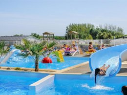 Camping Pas Cher vous présente avec son site Officiel campingpascher.fr, le Camping Du Domaine De L'Auzance classé 3 étoiles, situé sur la commune de Brem Sur Mer dans le département Vendée (Pays De La Loire) en France. Le camping Du Domaine De L'Auzance vous propose un hébergement de type chalet de 35 m² (télévision). L'établissement vous propose 6 autres types d'hébergements. Découvrez tous nos séjours à petits prix dans la commune et aux alentours de Brem Sur Mer du département : Vendée (Pays De La Loire). Les Avis clients pour le Camping Du Domaine De L'Auzance sont excellents avec une note moyenne de 8 sur 10. Mer, Piscine couverte, Piscine extérieure, Club enfants, Aire de jeux enfants, Baby-foot, Centre équestre, Cyclisme, Ping-pong, Piscine, Pétanque, Randonnée, Salle de jeux vidéo, Structure gonflable enfants, Surf, Terrain de football, Terrain multisports, Trampoline, Voile, Brasserie, Supermarché,... En savoir plus : cliquez-ICI.