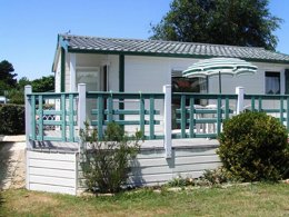 Camping Pas Cher vous présente avec son site Officiel campingpascher.fr, le Camping Du Domaine De L'Auzance classé 3 étoiles, situé sur la commune de Brem Sur Mer dans le département Vendée (Pays De La Loire) en France. Le camping Du Domaine De L'Auzance vous propose un hébergement de type chalet de 35 m² (télévision). L'établissement vous propose 6 autres types d'hébergements. Découvrez tous nos séjours à petits prix dans la commune et aux alentours de Brem Sur Mer du département : Vendée (Pays De La Loire). Les Avis clients pour le Camping Du Domaine De L'Auzance sont excellents avec une note moyenne de 8 sur 10. Mer, Piscine couverte, Piscine extérieure, Club enfants, Aire de jeux enfants, Baby-foot, Centre équestre, Cyclisme, Ping-pong, Piscine, Pétanque, Randonnée, Salle de jeux vidéo, Structure gonflable enfants, Surf, Terrain de football, Terrain multisports, Trampoline, Voile, Brasserie, Supermarché,... En savoir plus : cliquez-ICI.