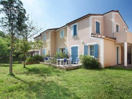 Camping Pas Cher vous présente avec son site Officiel campingpascher.fr, la Résidence De La Cabre D'Or classé 3 étoiles, située sur la commune de Cabries dans le département Bouches-du-rhône (Provence Alpes Côte D'azur) en France. La résidence De La Cabre D'Or vous propose un hébergement de type maison pour 2 personnes avec climatisation (télévision). Cet hébergement propose plus de 15 dates différentes pour réserver ! Pour dévouvrir la période la moins chère, consultez la rubrique 'Tarifs' et sélectionnez votre mois de départ. L'établissement vous propose 4 autres types d'hébergements. Découvrez tous nos séjours à petits prix dans la commune et aux alentours de Cabries du département : Bouches-du-rhône (Provence Alpes Côte D'azur). Les Avis clients pour la Résidence De La Cabre D'Or sont excellents avec une note moyenne de 8 sur 10. Piscine chauffée, Piscine extérieure, Aire de jeux enfants, Canoë-kayak, Centre équestre, Court de tennis, Golf, Bar,... En savoir plus : cliquez-ICI.