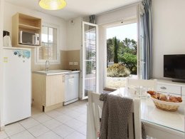 Camping Pas Cher vous présente avec son site Officiel campingpascher.fr, la Résidence De La Cabre D'Or classé 3 étoiles, située sur la commune de Cabries dans le département Bouches-du-rhône (Provence Alpes Côte D'azur) en France. La résidence De La Cabre D'Or, vous présente un hébergement de type appartement de 30 m² avec climatisation et télévision. La résidence De La Cabre D'Or vous propose du sam. 13 décembre au sam. 20 décembre 2025 avec un DÉPART DEMAIN pour 7 nuits à 315€. Cette location propose 16 dates différentes pour réserver votre séjour. Découvrez également les 4 autres gammes d'hébergements de la résidence. Les Avis clients pour la Résidence De La Cabre D'Or sont excellents avec une note moyenne de 8 sur 10. Piscine chauffée, Piscine extérieure, Aire de jeux enfants, Canoë-kayak, Centre équestre, Court de tennis, Golf, Bar,... En savoir plus : cliquez-ICI.