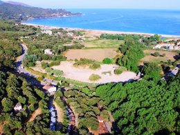 Camping Pas Cher vous présente avec son site Officiel campingpascher.fr, le Camping La Liscia classé 3 étoiles, situé sur la commune de Calcatoggio dans le département Corse Du Sud (Corse) en France. Le camping La Liscia vous propose un hébergement de type mobil-home de 35 m² avec climatisation. L'établissement vous propose 2 autres types d'hébergements. Découvrez tous nos séjours à petits prix dans la commune et aux alentours de Calcatoggio du département : Corse Du Sud (Corse). Les Avis clients pour le Camping La Liscia sont excellents avec une note moyenne de 8 sur 10. Aire de jeux enfants, Baby-foot, Centre équestre, Court de tennis, Ping-pong, Plongée, Pétanque, Dépôt de pain, Épicerie,... En savoir plus : cliquez-ICI.