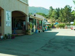 Camping Pas Cher vous présente avec son site Officiel campingpascher.fr, le Camping La Liscia classé 3 étoiles, situé sur la commune de Calcatoggio dans le département Corse Du Sud (Corse) en France. Le camping La Liscia vous propose un hébergement de type mobil-home de 35 m² avec climatisation. L'établissement vous propose 2 autres types d'hébergements. Découvrez tous nos séjours à petits prix dans la commune et aux alentours de Calcatoggio du département : Corse Du Sud (Corse). Les Avis clients pour le Camping La Liscia sont excellents avec une note moyenne de 8 sur 10. Aire de jeux enfants, Baby-foot, Centre équestre, Court de tennis, Ping-pong, Plongée, Pétanque, Dépôt de pain, Épicerie,... En savoir plus : cliquez-ICI.