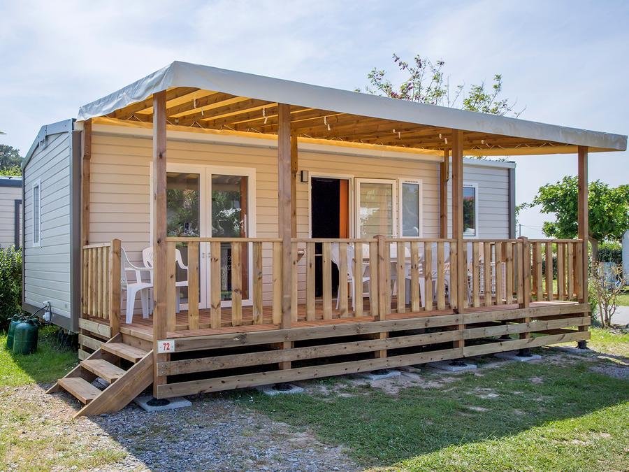 Camping Pas Cher vous présente avec son site Officiel campingpascher.fr, le Camping La Trévillière classé 4 étoiles, situé sur la commune de Bretignolles Sur Mer dans le département Vendée (Pays De La Loire) en France. Le camping La Trévillière vous propose un hébergement de type mobil-home de 35 m² (télévision). Cet hébergement propose plus de 14 dates différentes pour réserver ! Pour dévouvrir la période la moins chère, consultez la rubrique 'Tarifs' et sélectionnez votre mois de départ. L'établissement vous propose 12 autres types d'hébergements. Découvrez tous nos séjours à petits prix dans la commune et aux alentours de Bretignolles Sur Mer du département : Vendée (Pays De La Loire). Les Avis clients pour le Camping La Trévillière sont excellents avec une note moyenne de 8 sur 10. Piscine couverte, Piscine extérieure, Animation enfants, Animations familiales, Aire de jeux enfants, Cyclisme, Ping-pong, Pétanque, Salle de jeux vidéo, Terrain multisports, Bar, Dépôt de pain, Restaurant, Snack/Bar, Épicerie,... En savoir plus : cliquez-ICI.