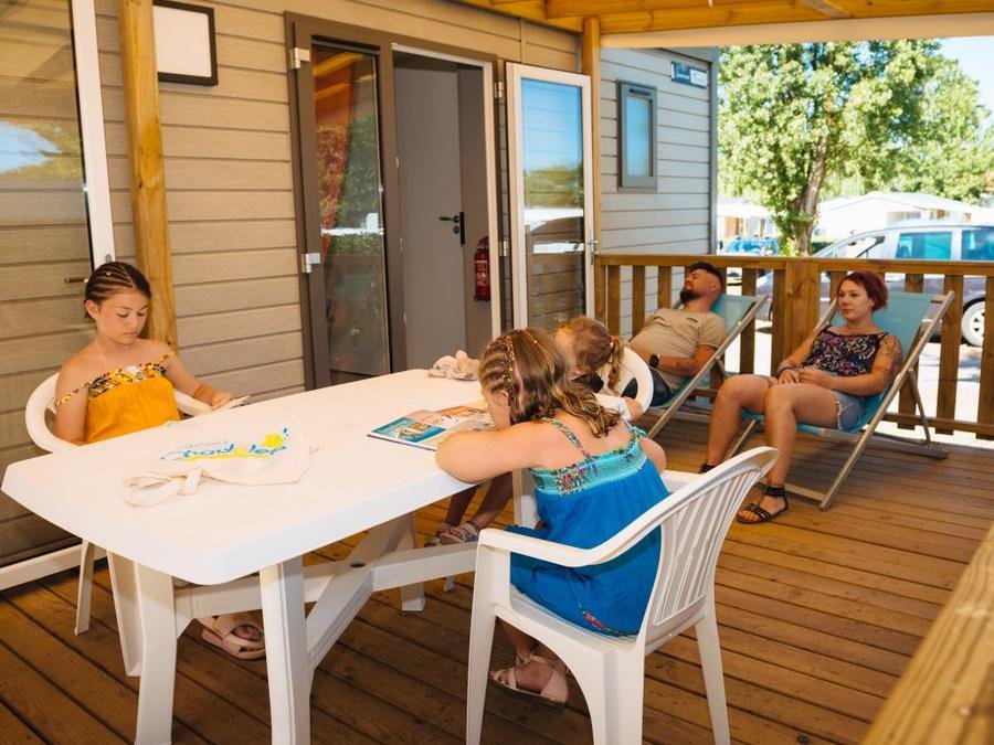 Camping Pas Cher vous présente avec son site Officiel campingpascher.fr, le Camping La Trévillière classé 4 étoiles, situé sur la commune de Bretignolles Sur Mer dans le département Vendée (Pays De La Loire) en France. Le camping La Trévillière, vous présente un hébergement de type mobil-home de 30 m² et télévision. Le camping La Trévillière vous propose du sam. 04 juillet au sam. 11 juillet 2026 pour 7 nuits à 821€. Cette location propose 4 dates différentes pour réserver votre séjour. Découvrez également les 9 autres gammes d'hébergements du camping. Les Avis clients pour le Camping La Trévillière sont excellents avec une note moyenne de 8 sur 10. Piscine couverte, Piscine extérieure, Animation enfants, Animations familiales, Aire de jeux enfants, Cyclisme, Ping-pong, Pétanque, Salle de jeux vidéo, Terrain multisports, Bar, Dépôt de pain, Restaurant, Snack/Bar, Épicerie,... En savoir plus : cliquez-ICI.