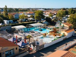 Camping Pas Cher vous présente avec son site Officiel campingpascher.fr, le Camping La Trévillière classé 4 étoiles, situé sur la commune de Bretignolles Sur Mer dans le département Vendée (Pays De La Loire) en France. Le camping La Trévillière, vous présente un hébergement de type mobil-home de 30 m² pour 4 personnes. Le camping La Trévillière vous propose du sam. 06 juin au sam. 13 juin 2026, en promotion à -25% pour 7 nuits à 252 € au lieu de 336,0 € soit une Économie de 84 €. Cette location propose 31 dates différentes pour réserver votre séjour. Découvrez également les 8 autres gammes d'hébergements du camping. Les Avis clients pour le Camping La Trévillière sont excellents avec une note moyenne de 8 sur 10. Piscine couverte, Piscine extérieure, Animation enfants, Animations familiales, Aire de jeux enfants, Cyclisme, Ping-pong, Pétanque, Salle de jeux vidéo, Terrain multisports, Bar, Dépôt de pain, Restaurant, Snack/Bar, Épicerie,... En savoir plus : cliquez-ICI.