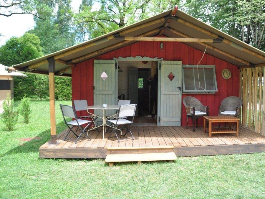 Camping Pas Cher vous présente avec son site Officiel campingpascher.fr, le Camping Flower Le Soleil Des Bastides classé 3 étoiles, situé sur la commune de Cahuzac Sur Vere dans le département Tarn (Midi Pyrénées) en France. Le camping Flower Le Soleil Des Bastides vous propose un hébergement de type chalet de 25 m² pour 5 personnes. L'établissement vous propose 11 autres types d'hébergements. Découvrez tous nos séjours à petits prix dans la commune et aux alentours de Cahuzac Sur Vere du département : Tarn (Midi Pyrénées). Les Avis clients pour le Camping Flower Le Soleil Des Bastides sont excellents avec une note moyenne de 9 sur 10. Piscine extérieure, Aire de jeux enfants, Centre équestre, Court de tennis, Cyclisme, Ping-pong, Pétanque, Terrain multisports, Bar, Pizzeria, Snack/Bar,... En savoir plus : cliquez-ICI.