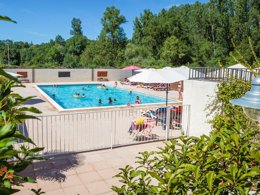 Camping Pas Cher vous présente avec son site Officiel campingpascher.fr, le Camping Le Soleil Des Bastides classé 3 étoiles, situé sur la commune de Cahuzac Sur Vere dans le département Tarn (Midi-pyrénées) en France. Le camping Le Soleil Des Bastides vous propose un hébergement de type bungalow de 32 m². L'établissement vous propose 14 autres types d'hébergements. Découvrez tous nos séjours à petits prix dans la commune et aux alentours de Cahuzac Sur Vere du département : Tarn (Midi-pyrénées). Les Avis clients pour le Camping Le Soleil Des Bastides sont excellents avec une note moyenne de 9 sur 10. Piscine extérieure, Aire de jeux enfants, Centre équestre, Court de tennis, Cyclisme, Ping-pong, Pétanque, Terrain multisports, Bar, Pizzeria, Snack/Bar,... En savoir plus : cliquez-ICI.