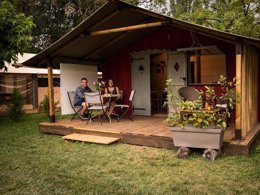 Camping Pas Cher vous présente avec son site Officiel campingpascher.fr, le Camping Flower Le Soleil Des Bastides classé 3 étoiles, situé sur la commune de Cahuzac Sur Vere dans le département Tarn (Midi Pyrénées) en France. Le camping Flower Le Soleil Des Bastides, vous présente un hébergement de type hébergement insolite de 17 m² pour 1 personne. Le camping Flower Le Soleil Des Bastides vous propose du mardi 26 mai au mardi 02 juin 2026 pour 7 nuits à 217€. Cette location propose 61 dates différentes pour réserver votre séjour. Découvrez également les 11 autres gammes d'hébergements du camping. Les Avis clients pour le Camping Flower Le Soleil Des Bastides sont excellents avec une note moyenne de 9 sur 10. Piscine extérieure, Aire de jeux enfants, Centre équestre, Court de tennis, Cyclisme, Ping-pong, Pétanque, Terrain multisports, Bar, Pizzeria, Snack/Bar,... En savoir plus : cliquez-ICI.