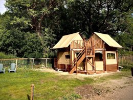 Camping Pas Cher vous présente avec son site Officiel campingpascher.fr, le Camping Flower Le Soleil Des Bastides classé 3 étoiles, situé sur la commune de Cahuzac Sur Vere dans le département Tarn (Midi Pyrénées) en France. Le camping Flower Le Soleil Des Bastides, vous présente un hébergement de type bungalow de 25 m². Le camping Flower Le Soleil Des Bastides vous propose du mardi 26 mai au mardi 02 juin 2026 pour 7 nuits à 301€. Cette location propose 34 dates différentes pour réserver votre séjour. Découvrez également les 11 autres gammes d'hébergements du camping. Les Avis clients pour le Camping Flower Le Soleil Des Bastides sont excellents avec une note moyenne de 9 sur 10. Piscine extérieure, Aire de jeux enfants, Centre équestre, Court de tennis, Cyclisme, Ping-pong, Pétanque, Terrain multisports, Bar, Pizzeria, Snack/Bar,... En savoir plus : cliquez-ICI.