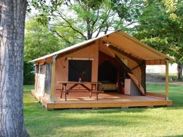 Camping Pas Cher vous présente avec son site Officiel campingpascher.fr, le Camping Flower Le Soleil Des Bastides classé 3 étoiles, situé sur la commune de Cahuzac Sur Vere dans le département Tarn (Midi Pyrénées) en France. Le camping Flower Le Soleil Des Bastides, vous présente un hébergement de type bungalow toilé de 30 m². Le camping Flower Le Soleil Des Bastides vous propose du mardi 26 mai au mardi 02 juin 2026 pour 7 nuits à 224€. Cette location propose 55 dates différentes pour réserver votre séjour. Découvrez également les 11 autres gammes d'hébergements du camping. Les Avis clients pour le Camping Flower Le Soleil Des Bastides sont excellents avec une note moyenne de 9 sur 10. Piscine extérieure, Aire de jeux enfants, Centre équestre, Court de tennis, Cyclisme, Ping-pong, Pétanque, Terrain multisports, Bar, Pizzeria, Snack/Bar,... En savoir plus : cliquez-ICI.