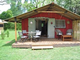 Camping Pas Cher vous présente avec son site Officiel campingpascher.fr, le Camping Flower Le Soleil Des Bastides classé 3 étoiles, situé sur la commune de Cahuzac Sur Vere dans le département Tarn (Midi Pyrénées) en France. Le camping Flower Le Soleil Des Bastides, vous présente un hébergement de type chalet de 25 m² pour 5 personnes. Le camping Flower Le Soleil Des Bastides vous propose du mardi 26 mai au mardi 02 juin 2026 pour 7 nuits à 301€. Cette location propose 34 dates différentes pour réserver votre séjour. Découvrez également les 11 autres gammes d'hébergements du camping. Les Avis clients pour le Camping Flower Le Soleil Des Bastides sont excellents avec une note moyenne de 9 sur 10. Piscine extérieure, Aire de jeux enfants, Centre équestre, Court de tennis, Cyclisme, Ping-pong, Pétanque, Terrain multisports, Bar, Pizzeria, Snack/Bar,... En savoir plus : cliquez-ICI.