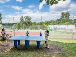 Camping Pas Cher vous présente avec son site Officiel campingpascher.fr, le Camping Flower Le Soleil Des Bastides classé 3 étoiles, situé sur la commune de Cahuzac Sur Vere dans le département Tarn (Midi Pyrénées) en France. Le camping Flower Le Soleil Des Bastides, vous présente un hébergement de type bungalow de 25 m². Le camping Flower Le Soleil Des Bastides vous propose du mardi 26 mai au mardi 02 juin 2026 pour 7 nuits à 301€. Cette location propose 34 dates différentes pour réserver votre séjour. Découvrez également les 11 autres gammes d'hébergements du camping. Les Avis clients pour le Camping Flower Le Soleil Des Bastides sont excellents avec une note moyenne de 9 sur 10. Piscine extérieure, Aire de jeux enfants, Centre équestre, Court de tennis, Cyclisme, Ping-pong, Pétanque, Terrain multisports, Bar, Pizzeria, Snack/Bar,... En savoir plus : cliquez-ICI.