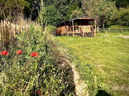 Camping Pas Cher vous présente avec son site Officiel campingpascher.fr, le Camping Flower Le Soleil Des Bastides classé 3 étoiles, situé sur la commune de Cahuzac Sur Vere dans le département Tarn (Midi Pyrénées) en France. Le camping Flower Le Soleil Des Bastides, vous présente un hébergement de type bungalow toilé de 35 m² pour 5 personnes. Le camping Flower Le Soleil Des Bastides vous propose du mardi 26 mai au mardi 02 juin 2026 pour 7 nuits à 231€. Cette location propose 55 dates différentes pour réserver votre séjour. Découvrez également les 11 autres gammes d'hébergements du camping. Les Avis clients pour le Camping Flower Le Soleil Des Bastides sont excellents avec une note moyenne de 9 sur 10. Piscine extérieure, Aire de jeux enfants, Centre équestre, Court de tennis, Cyclisme, Ping-pong, Pétanque, Terrain multisports, Bar, Pizzeria, Snack/Bar,... En savoir plus : cliquez-ICI.