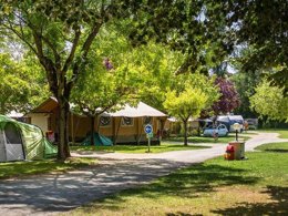 Camping Pas Cher vous présente avec son site Officiel campingpascher.fr, le Camping Flower Le Soleil Des Bastides classé 3 étoiles, situé sur la commune de Cahuzac Sur Vere dans le département Tarn (Midi Pyrénées) en France. Le camping Flower Le Soleil Des Bastides, vous présente un hébergement de type bungalow toilé de 30 m². Le camping Flower Le Soleil Des Bastides vous propose du mardi 26 mai au mardi 02 juin 2026 pour 7 nuits à 224€. Cette location propose 55 dates différentes pour réserver votre séjour. Découvrez également les 11 autres gammes d'hébergements du camping. Les Avis clients pour le Camping Flower Le Soleil Des Bastides sont excellents avec une note moyenne de 9 sur 10. Piscine extérieure, Aire de jeux enfants, Centre équestre, Court de tennis, Cyclisme, Ping-pong, Pétanque, Terrain multisports, Bar, Pizzeria, Snack/Bar,... En savoir plus : cliquez-ICI.