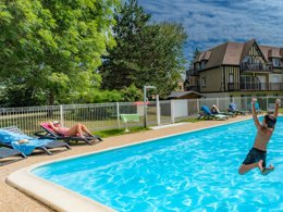 Camping Pas Cher vous présente avec son site Officiel campingpascher.fr, le Camping Goélia - Green Panorama classé 3 étoiles, situé sur la commune de Cabourg dans le département Calvados (Basse Normandie) en France. Le camping Goélia - Green Panorama, vous présente un hébergement de type appartement. Le camping Goélia - Green Panorama vous propose du sam. 12 septembre au sam. 19 septembre 2026 pour 7 nuits à 399€. Cette location propose 17 dates différentes pour réserver votre séjour. Découvrez également les 1 autres gammes d'hébergements du camping. Piscine chauffée, Piscine extérieure, Canoë-kayak, Centre équestre, Court de tennis, Ping-pong, Pétanque,... En savoir plus : cliquez-ICI.