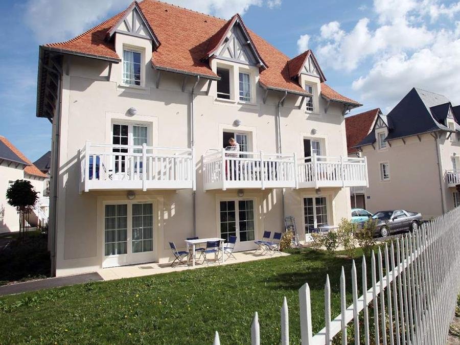 Camping Pas Cher vous présente avec son site Officiel campingpascher.fr, la Résidence Odalys Référence Le Domaine Des Dunettes classé 3 étoiles, située sur la commune de Cabourg dans le département Calvados (Basse Normandie) en France. La résidence Odalys Référence Le Domaine Des Dunettes, vous présente un hébergement de type appartement de 34 m² et télévision. La résidence Odalys Référence Le Domaine Des Dunettes vous propose du sam. 18 juillet au sam. 25 juillet 2026, en promotion à -19% pour 7 nuits à 1039,20 € au lieu de 1299,0 € soit une Économie de 259,80 €. Cette location propose 37 dates différentes pour réserver votre séjour. Découvrez également les 2 autres gammes d'hébergements de la résidence. Les Avis clients pour la Résidence Odalys Référence Le Domaine Des Dunettes sont excellents avec une note moyenne de 9 sur 10. Piscine chauffée, Piscine extérieure, Canoë-kayak, Centre équestre, Court de tennis, Golf,... En savoir plus : cliquez-ICI.