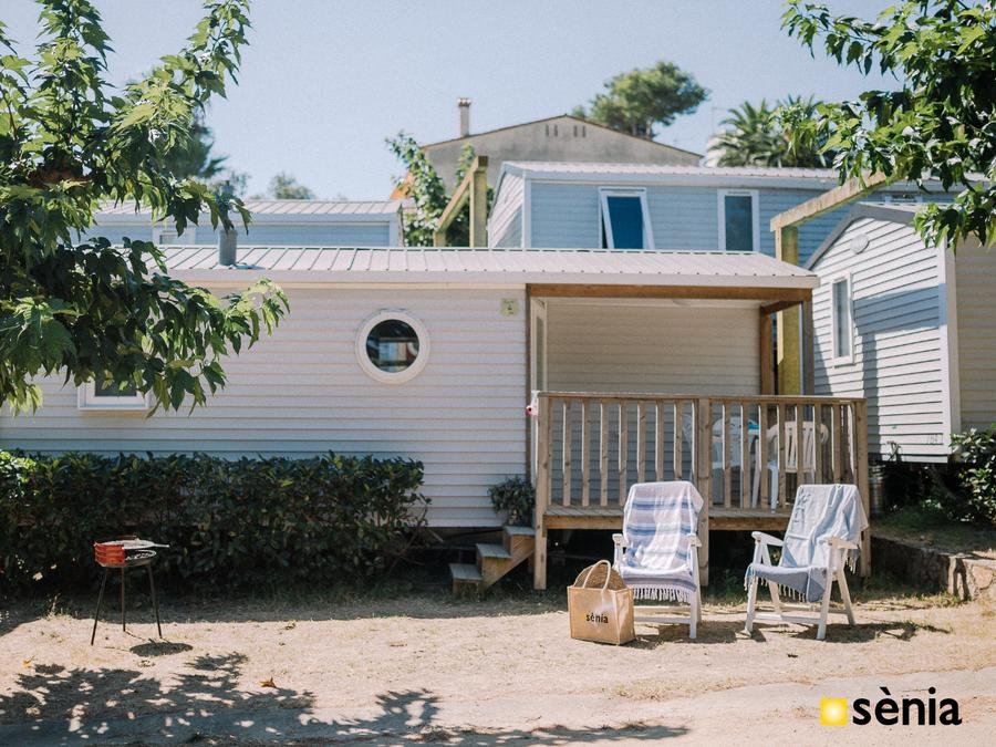 Camping Pas Cher vous présente avec son site Officiel campingpascher.fr, le Camping Sènia Cala Gogo Internacional classé 4 étoiles, situé sur la commune de Calonge dans le département Gérone (Catalogne) en Espagne. Le camping Sènia Cala Gogo Internacional vous propose un hébergement de type bungalow de 28 m² pour 6 personnes. L'établissement vous propose 24 autres types d'hébergements. Découvrez tous nos séjours à petits prix dans la commune et aux alentours de Calonge du département : Gérone (Catalogne). Les Avis clients pour le Camping Sènia Cala Gogo Internacional sont excellents avec une note moyenne de 8 sur 10. Mer, Parc aquatique, Piscine extérieure, Animations familiales, Club enfants, Aire de jeux enfants, Baby-foot, Canoë-kayak, Court de tennis, Golf, Ping-pong, Piscine, Planche à voile, Plongée, Salle de fitness, Salle de jeux vidéo, Terrain de basketball, Terrain de beach-volley, Terrain de football, Terrain multisports, Bar, Dépôt de pain, Plats à emporter, Snack/Bar, Épicerie,... En savoir plus : cliquez-ICI.