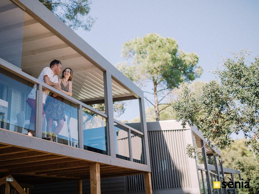 Camping Pas Cher vous présente avec son site Officiel campingpascher.fr, le Camping Sènia Cala Gogo Internacional classé 4 étoiles, situé sur la commune de Calonge dans le département Gérone (Catalogne) en Espagne. Le camping Sènia Cala Gogo Internacional vous propose un hébergement de type bungalow de 45 m² pour 6 personnes avec climatisation (télévision). L'établissement vous propose 24 autres types d'hébergements. Découvrez tous nos séjours à petits prix dans la commune et aux alentours de Calonge du département : Gérone (Catalogne). Les Avis clients pour le Camping Sènia Cala Gogo Internacional sont excellents avec une note moyenne de 8 sur 10. Mer, Parc aquatique, Piscine extérieure, Animations familiales, Club enfants, Aire de jeux enfants, Baby-foot, Canoë-kayak, Court de tennis, Golf, Ping-pong, Piscine, Planche à voile, Plongée, Salle de fitness, Salle de jeux vidéo, Terrain de basketball, Terrain de beach-volley, Terrain de football, Terrain multisports, Bar, Dépôt de pain, Plats à emporter, Snack/Bar, Épicerie,... En savoir plus : cliquez-ICI.