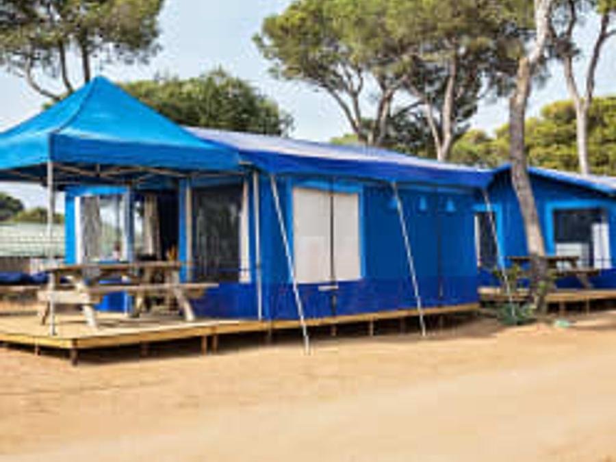 Camping Pas Cher vous présente avec son site Officiel campingpascher.fr, le Camping Sènia Cala Gogo Internacional classé 4 étoiles, situé sur la commune de Calonge dans le département Gérone (Catalogne) en Espagne. Le camping Sènia Cala Gogo Internacional, vous présente un hébergement de type tente en toile et bois de 25 m². Le camping Sènia Cala Gogo Internacional vous proposeun séjour PAS CHER avec une REMISEdu sam. 05 septembre au sam. 12 septembre 2026, en promotion à -50% pour 7 nuits à 259 € au lieu de 518,0 € soit une Économie de 259 €. Cette location propose 15 dates différentes pour réserver votre séjour. Découvrez également les 25 autres gammes d'hébergements du camping. Les Avis clients pour le Camping Sènia Cala Gogo Internacional sont excellents avec une note moyenne de 8 sur 10. Mer, Parc aquatique, Piscine extérieure, Animations familiales, Club enfants, Aire de jeux enfants, Baby-foot, Canoë-kayak, Court de tennis, Golf, Ping-pong, Piscine, Planche à voile, Plongée, Salle de fitness, Salle de jeux vidéo, Terrain de basketball, Terrain de beach-volley, Terrain de football, Terrain multisports, Bar, Dépôt de pain, Plats à emporter, Snack/Bar, Épicerie,... En savoir plus : cliquez-ICI.