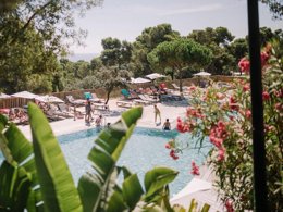 Camping Pas Cher vous présente avec son site Officiel campingpascher.fr, le Camping Sènia Cala Gogo Internacional classé 4 étoiles, situé sur la commune de Calonge dans le département Gérone (Catalogne) en Espagne. Le camping Sènia Cala Gogo Internacional, vous présente un hébergement de type mobil-home de 32 m² avec climatisation. Le camping Sènia Cala Gogo Internacional vous proposeun séjour PAS CHER avec une REMISEdu sam. 23 mai au sam. 30 mai 2026, en promotion à -50% pour 7 nuits à 311,50 € au lieu de 623,0 € soit une Économie de 311,50 €. Cette location propose 50 dates différentes pour réserver votre séjour. Découvrez également les 17 autres gammes d'hébergements du camping. Les Avis clients pour le Camping Sènia Cala Gogo Internacional sont excellents avec une note moyenne de 8 sur 10. Mer, Parc aquatique, Piscine extérieure, Animations familiales, Club enfants, Aire de jeux enfants, Baby-foot, Canoë-kayak, Court de tennis, Golf, Ping-pong, Piscine, Planche à voile, Plongée, Salle de fitness, Salle de jeux vidéo, Terrain de basketball, Terrain de beach-volley, Terrain de football, Terrain multisports, Bar, Dépôt de pain, Plats à emporter, Snack/Bar, Épicerie,... En savoir plus : cliquez-ICI.