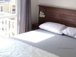 Camping Pas Cher vous présente avec son site Officiel campingpascher.fr, le Camping Sènia Cala Gogo Internacional classé 4 étoiles, situé sur la commune de Calonge dans le département Gérone (Catalogne) en Espagne. Le camping Sènia Cala Gogo Internacional, vous présente un hébergement de type mobil-home de 40 m² avec climatisation. Le camping Sènia Cala Gogo Internacional vous proposeun séjour PAS CHER avec une REMISEdu jeudi 04 juin au jeudi 11 juin 2026, en promotion à -50% pour 7 nuits à 510,50 € au lieu de 1021,0 € soit une Économie de 510,50 €. Cette location propose 35 dates différentes pour réserver votre séjour. Découvrez également les 17 autres gammes d'hébergements du camping. Les Avis clients pour le Camping Sènia Cala Gogo Internacional sont excellents avec une note moyenne de 8 sur 10. Mer, Parc aquatique, Piscine extérieure, Animations familiales, Club enfants, Aire de jeux enfants, Baby-foot, Canoë-kayak, Court de tennis, Golf, Ping-pong, Piscine, Planche à voile, Plongée, Salle de fitness, Salle de jeux vidéo, Terrain de basketball, Terrain de beach-volley, Terrain de football, Terrain multisports, Bar, Dépôt de pain, Plats à emporter, Snack/Bar, Épicerie,... En savoir plus : cliquez-ICI.