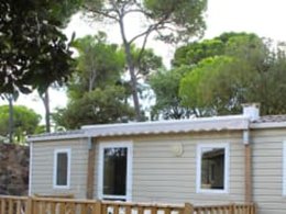 Camping Pas Cher vous présente avec son site Officiel campingpascher.fr, le Camping Sènia Cala Gogo Internacional classé 4 étoiles, situé sur la commune de Calonge dans le département Gérone (Catalogne) en Espagne. Le camping Sènia Cala Gogo Internacional, vous présente un hébergement de type mobil-home de 30 m² avec climatisation. Le camping Sènia Cala Gogo Internacional vous proposeun séjour PAS CHER avec une REMISEdu sam. 23 mai au sam. 30 mai 2026, en promotion à -50% pour 7 nuits à 311,50 € au lieu de 623,0 € soit une Économie de 311,50 €. Cette location propose 50 dates différentes pour réserver votre séjour. Découvrez également les 17 autres gammes d'hébergements du camping. Les Avis clients pour le Camping Sènia Cala Gogo Internacional sont excellents avec une note moyenne de 8 sur 10. Mer, Parc aquatique, Piscine extérieure, Animations familiales, Club enfants, Aire de jeux enfants, Baby-foot, Canoë-kayak, Court de tennis, Golf, Ping-pong, Piscine, Planche à voile, Plongée, Salle de fitness, Salle de jeux vidéo, Terrain de basketball, Terrain de beach-volley, Terrain de football, Terrain multisports, Bar, Dépôt de pain, Plats à emporter, Snack/Bar, Épicerie,... En savoir plus : cliquez-ICI.