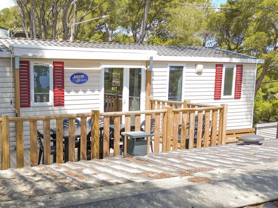 Camping Pas Cher vous présente avec son site Officiel campingpascher.fr, le Camping International De Calonge classé 3 étoiles, situé sur la commune de Calonge dans le département Gérone (Catalogne) en Espagne. Le camping International De Calonge, vous présente un hébergement de type mobil-home de 44 m². Le camping International De Calonge vous proposeun séjour PAS CHER avec une REMISEdu sam. 22 mai au sam. 29 mai 2027, en promotion à -50% pour 7 nuits à 427 € au lieu de 854,0 € soit une Économie de 427 €. Cette location propose 13 dates différentes pour réserver votre séjour. Découvrez également les 2 autres gammes d'hébergements du camping. Les Avis clients pour le Camping International De Calonge sont excellents avec une note moyenne de 8 sur 10. Mer, Piscine extérieure, Animations familiales, Club ados, Club enfants, Aire de jeux enfants, Canoë-kayak, Centre équestre, Court de tennis, Cyclisme, Golf, Jet-ski, Location de bateaux, Paddle, Parcours sportif, Ping-pong, Plongée, Pétanque, Terrain de basketball, Terrain de beach-volley, Terrain de football, Terrain de volley-ball, Terrain multisports, Trampoline, Voile, Bar, Dépôt de pain, Pizzeria, Plats à emporter, Restaurant, Snack/Bar, Épicerie,... En savoir plus : cliquez-ICI.