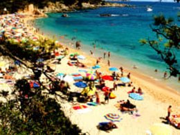 Camping Pas Cher vous présente avec son site Officiel campingpascher.fr, le Camping International De Calonge classé 3 étoiles, situé sur la commune de Calonge dans le département Gérone (Catalogne) en Espagne. Le camping International De Calonge, vous présente un hébergement de type mobil-home de 32 m² avec climatisation. Le camping International De Calonge vous proposeun séjour PAS CHER avec une REMISEdu sam. 23 mai au sam. 30 mai 2026, en promotion à -50% pour 7 nuits à 329 € au lieu de 658,0 € soit une Économie de 329 €. Cette location propose 49 dates différentes pour réserver votre séjour. Découvrez également les 2 autres gammes d'hébergements du camping. Les Avis clients pour le Camping International De Calonge sont excellents avec une note moyenne de 8 sur 10. Mer, Piscine extérieure, Animations familiales, Club ados, Club enfants, Aire de jeux enfants, Canoë-kayak, Centre équestre, Court de tennis, Cyclisme, Golf, Jet-ski, Location de bateaux, Paddle, Parcours sportif, Ping-pong, Plongée, Pétanque, Terrain de basketball, Terrain de beach-volley, Terrain de football, Terrain de volley-ball, Terrain multisports, Trampoline, Voile, Bar, Dépôt de pain, Pizzeria, Plats à emporter, Restaurant, Snack/Bar, Épicerie,... En savoir plus : cliquez-ICI.