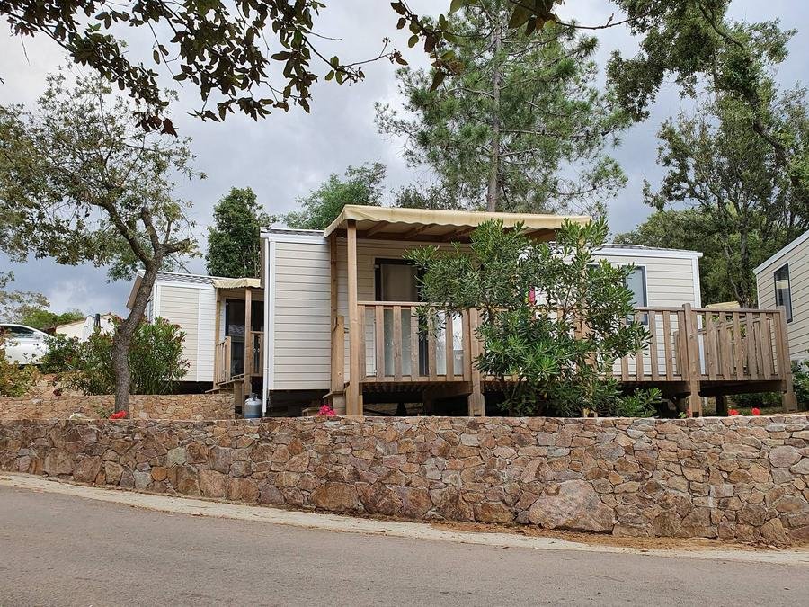 Camping Pas Cher vous présente avec son site Officiel campingpascher.fr, le Camping Lacasa classé 4 étoiles, situé sur la commune de Calcatoggio dans le département Corse Du Sud (Corse) en France. Le camping Lacasa, vous présente un hébergement de type mobil-home de 33 m² pour 7 personnes avec climatisation. Le camping Lacasa vous proposeun séjour PAS CHER avec une REMISEdu sam. 22 août au sam. 29 août 2026, en promotion à -72% pour 7 nuits à 319 € au lieu de 1149 € soit une Économie de 830 €. Cette location propose 5 dates différentes pour réserver votre séjour. Découvrez également les 9 autres gammes d'hébergements du camping. Les Avis clients pour le Camping Lacasa sont excellents avec une note moyenne de 8 sur 10. MerÉtang, Piscine chauffée, Piscine extérieure, Animations familiales, Club enfants, Aire de jeux enfants, Canoë-kayak, Centre équestre, Golf, Ping-pong, Plongée, Pétanque, Terrain de beach-volley, Terrain de football, Bar, Dépôt de pain, Plats à emporter, Restaurant, Épicerie,... En savoir plus : cliquez-ICI.