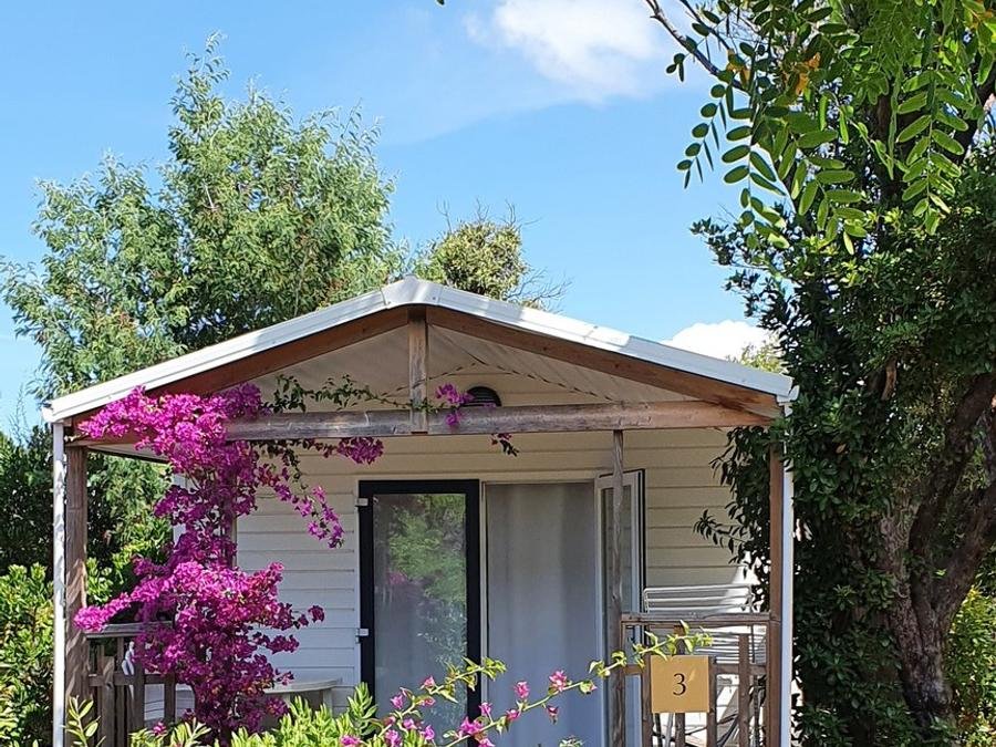 Camping Pas Cher vous présente avec son site Officiel campingpascher.fr, le Camping Lacasa classé 4 étoiles, situé sur la commune de Calcatoggio dans le département Corse Du Sud (Corse) en France. Le camping Lacasa, vous présente un hébergement de type mobil-home de 25 m² avec climatisation. Le camping Lacasa vous propose du sam. 20 juin au sam. 27 juin 2026, en promotion à -24% pour 7 nuits à 649 € au lieu de 854,0 € soit une Économie de 205 €. Cette location propose 5 dates différentes pour réserver votre séjour. Découvrez également les 7 autres gammes d'hébergements du camping. Les Avis clients pour le Camping Lacasa sont excellents avec une note moyenne de 8 sur 10. MerÉtang, Piscine chauffée, Piscine extérieure, Animations familiales, Club enfants, Aire de jeux enfants, Canoë-kayak, Centre équestre, Golf, Ping-pong, Plongée, Pétanque, Terrain de beach-volley, Terrain de football, Bar, Dépôt de pain, Plats à emporter, Restaurant, Épicerie,... En savoir plus : cliquez-ICI.