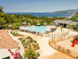 Camping Pas Cher vous présente avec son site Officiel campingpascher.fr, le Camping Lacasa classé 4 étoiles, situé sur la commune de Calcatoggio dans le département Corse Du Sud (Corse) en France. Le camping Lacasa, vous présente un hébergement de type mobil-home de 28 m² avec climatisation. Le camping Lacasa vous proposeun séjour PAS CHER avec une REMISEdu sam. 20 juin au sam. 27 juin 2026, en promotion à -30% pour 7 nuits à 619 € au lieu de 889,0 € soit une Économie de 270 €. Cette location propose 10 dates différentes pour réserver votre séjour. Découvrez également les 7 autres gammes d'hébergements du camping. Les Avis clients pour le Camping Lacasa sont excellents avec une note moyenne de 8 sur 10. MerÉtang, Piscine chauffée, Piscine extérieure, Animations familiales, Club enfants, Aire de jeux enfants, Canoë-kayak, Centre équestre, Golf, Ping-pong, Plongée, Pétanque, Terrain de beach-volley, Terrain de football, Bar, Dépôt de pain, Plats à emporter, Restaurant, Épicerie,... En savoir plus : cliquez-ICI.
