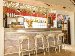 Camping Pas Cher vous présente avec son site Officiel campingpascher.fr, le Camping Lacasa classé 4 étoiles, situé sur la commune de Calcatoggio dans le département Corse Du Sud (Corse) en France. Le camping Lacasa, vous présente un hébergement de type mobil-home de 27 m² avec climatisation. Le camping Lacasa vous propose du sam. 19 septembre au sam. 26 septembre 2026 pour 7 nuits à 399€. Cette location propose 46 dates différentes pour réserver votre séjour. Découvrez également les 7 autres gammes d'hébergements du camping. Les Avis clients pour le Camping Lacasa sont excellents avec une note moyenne de 8 sur 10. MerÉtang, Piscine chauffée, Piscine extérieure, Animations familiales, Club enfants, Aire de jeux enfants, Canoë-kayak, Centre équestre, Golf, Ping-pong, Plongée, Pétanque, Terrain de beach-volley, Terrain de football, Bar, Dépôt de pain, Plats à emporter, Restaurant, Épicerie,... En savoir plus : cliquez-ICI.