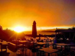 Camping Pas Cher vous présente avec son site Officiel campingpascher.fr, le Camping Lacasa classé 4 étoiles, situé sur la commune de Calcatoggio dans le département Corse Du Sud (Corse) en France. Le camping Lacasa, vous présente un hébergement de type mobil-home de 27 m² avec climatisation. Le camping Lacasa vous propose du sam. 19 septembre au sam. 26 septembre 2026 pour 7 nuits à 399€. Cette location propose 42 dates différentes pour réserver votre séjour. Découvrez également les 7 autres gammes d'hébergements du camping. Les Avis clients pour le Camping Lacasa sont excellents avec une note moyenne de 8 sur 10. MerÉtang, Piscine chauffée, Piscine extérieure, Animations familiales, Club enfants, Aire de jeux enfants, Canoë-kayak, Centre équestre, Golf, Ping-pong, Plongée, Pétanque, Terrain de beach-volley, Terrain de football, Bar, Dépôt de pain, Plats à emporter, Restaurant, Épicerie,... En savoir plus : cliquez-ICI.