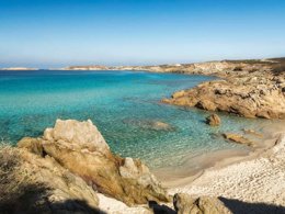 Camping Pas Cher vous présente avec son site Officiel campingpascher.fr, le Camping Lacasa classé 4 étoiles, situé sur la commune de Calcatoggio dans le département Corse Du Sud (Corse) en France. Le camping Lacasa, vous présente un hébergement de type mobil-home de 32 m² avec climatisation. Le camping Lacasa vous proposeun séjour PAS CHER avec une REMISEdu sam. 04 avril au sam. 11 avril 2026, en promotion à -33% pour 7 nuits à 309 € au lieu de 462,0 € soit une Économie de 153 €. Cette location propose 20 dates différentes pour réserver votre séjour. Découvrez également les 7 autres gammes d'hébergements du camping. Les Avis clients pour le Camping Lacasa sont excellents avec une note moyenne de 8 sur 10. MerÉtang, Piscine chauffée, Piscine extérieure, Animations familiales, Club enfants, Aire de jeux enfants, Canoë-kayak, Centre équestre, Golf, Ping-pong, Plongée, Pétanque, Terrain de beach-volley, Terrain de football, Bar, Dépôt de pain, Plats à emporter, Restaurant, Épicerie,... En savoir plus : cliquez-ICI.