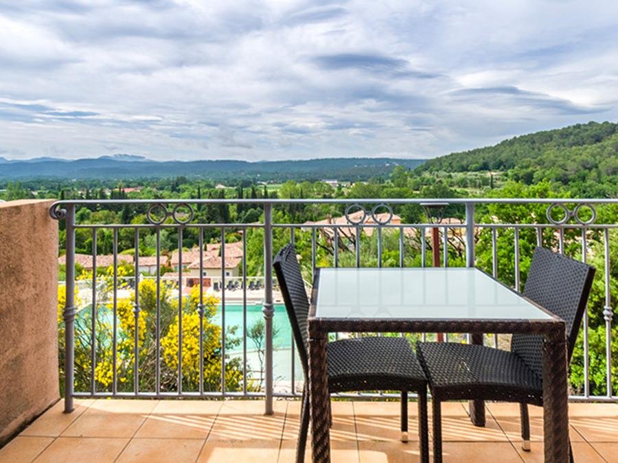 Camping Pas Cher vous présente avec son site Officiel campingpascher.fr, la Résidence Le Domaine De Camiole - Vacancéole classé 4 étoiles, située sur la commune de Callian dans le département Var (Provence Alpes Côte D'azur) en France. La résidence Le Domaine De Camiole - Vacancéole, vous présente un hébergement de type chambre avec climatisation et télévision. La résidence Le Domaine De Camiole - Vacancéole vous propose du dimanche 20 septembre au dimanche 27 septembre 2026, en promotion à -15% pour 7 nuits à 303,45 € au lieu de 357,0 € soit une Économie de 53,55 €. Cette location propose 118 dates différentes pour réserver votre séjour. Découvrez également les 9 autres gammes d'hébergements de la résidence. Les Avis clients pour la Résidence Le Domaine De Camiole - Vacancéole sont excellents avec une note moyenne de 8 sur 10. Lac, Club enfants, Canoë-kayak, Plongée, Pédalo, Pétanque, Randonnée, Structure gonflable enfants, Voile, Bar, Snack/Bar,... En savoir plus : cliquez-ICI.