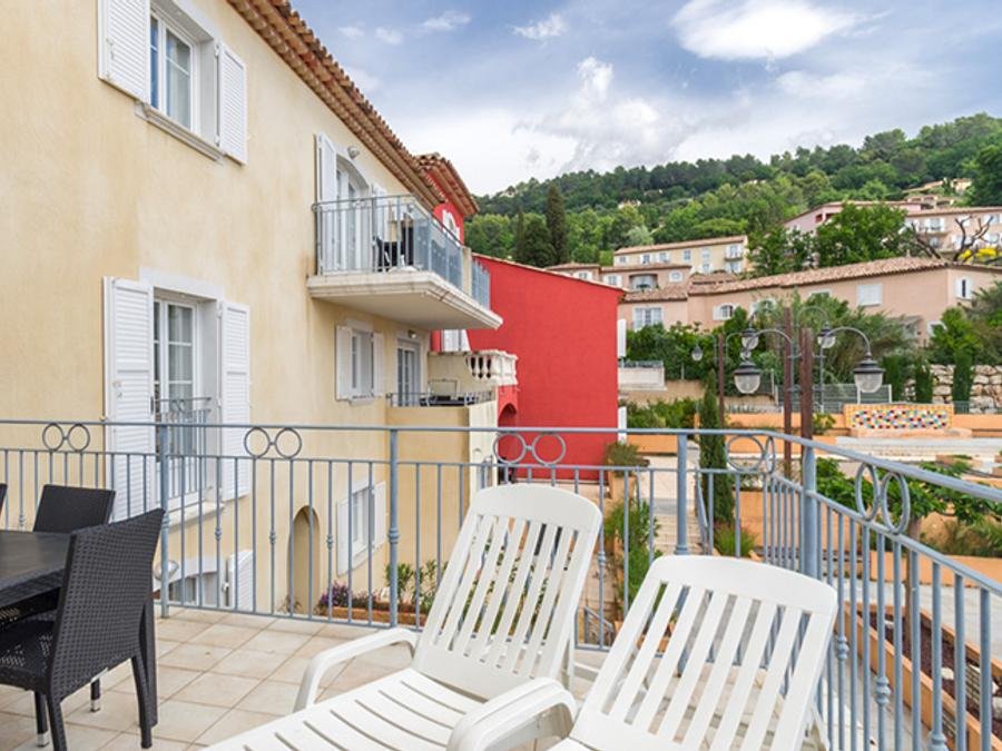 Camping Pas Cher vous présente avec son site Officiel campingpascher.fr, la Résidence Le Domaine De Camiole - Vacancéole classé 4 étoiles, située sur la commune de Callian dans le département Var (Provence Alpes Côte D'azur) en France. La résidence Le Domaine De Camiole - Vacancéole, vous présente un hébergement de type appartement de 40 m² pour 8 personnes avec climatisation et télévision. La résidence Le Domaine De Camiole - Vacancéole vous propose du dimanche 20 septembre au dimanche 27 septembre 2026, en promotion à -14% pour 7 nuits à 461,55 € au lieu de 543,0 € soit une Économie de 81,45 €. Cette location propose 65 dates différentes pour réserver votre séjour. Découvrez également les 9 autres gammes d'hébergements de la résidence. Les Avis clients pour la Résidence Le Domaine De Camiole - Vacancéole sont excellents avec une note moyenne de 8 sur 10. Lac, Club enfants, Canoë-kayak, Plongée, Pédalo, Pétanque, Randonnée, Structure gonflable enfants, Voile, Bar, Snack/Bar,... En savoir plus : cliquez-ICI.