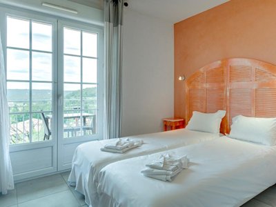 Cliquez pour découvrir toutes les photos de l'HÉBERGEMENT ! chambre - Le Domaine De Camiole - Vacancéole photo 3